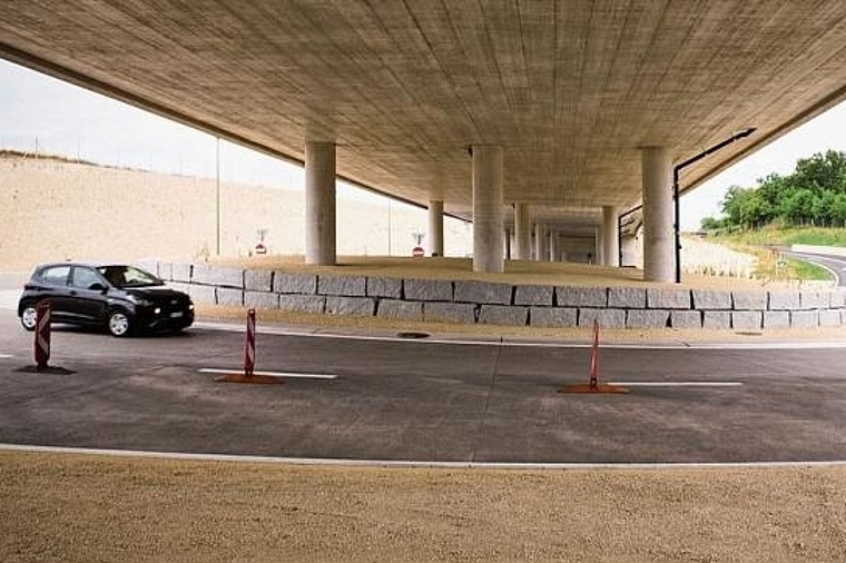 Endlich fertig: Am letzten Freitag wurde der A18-Vollanschluss, zu dem auch dieser Kreisel gehört, feierlich eingeweiht.
Foto: Roland Schmid