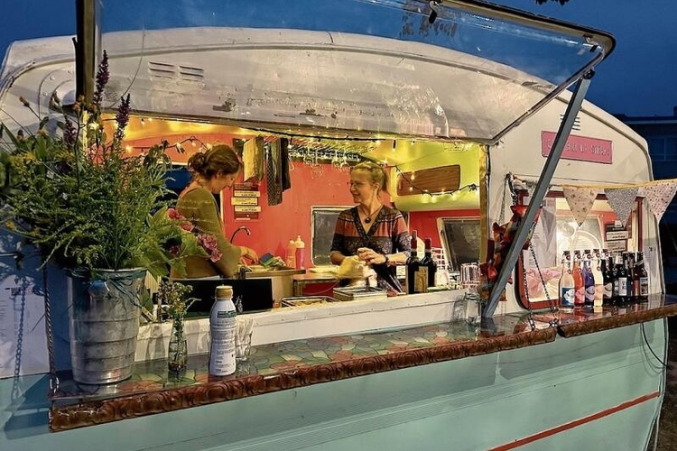 Buvetten-Feeling: Der Imbisswagen des Sommerbistros.