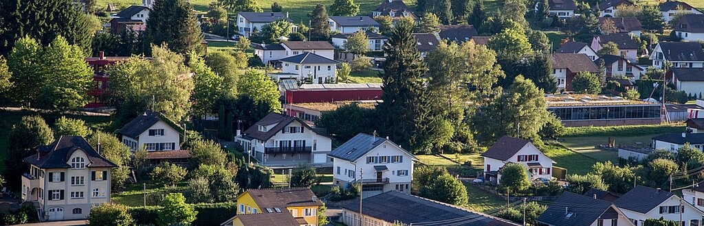 Das Areal Eichgarten: Das Gebiet mit den Gewerbegebäuden in der Bildmitte soll umgezont und neu genutzt werden. Foto: Martin Staub