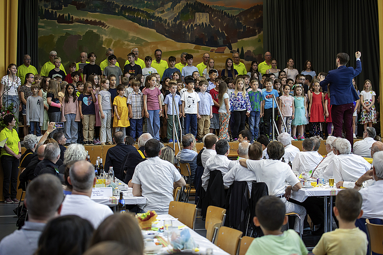 Der grosse Auftritt: der Gemischte Chor Nunningen mit dem Projektschulchor Nunningen. Foto: Martin Staub