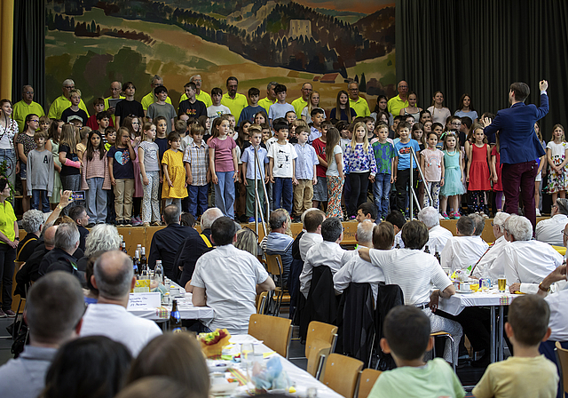 Der grosse Auftritt: der Gemischte Chor Nunningen mit dem Projektschulchor Nunningen. Foto: Martin Staub