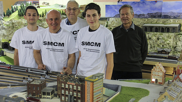 Löten, sägen, kleben – und vor allem fahren (v. l.): Roberto Massari, Peter Schreiner, Rolf Baumann, Dominik Schwaar und Markus Brückner vom Schüler Modelleisenbahn Club Münchenstein (es fehlt Andreas Binkert). Foto: Tobias Gfeller