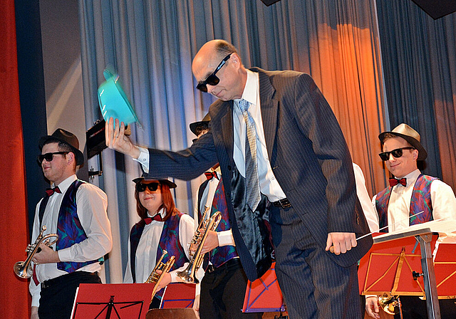 Adieu:  Dirigent und Musikverein machten es gefühlvoll. Foto: Roland Bürki