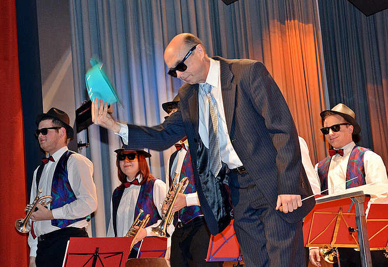 Adieu:  Dirigent und Musikverein machten es gefühlvoll. Foto: Roland Bürki