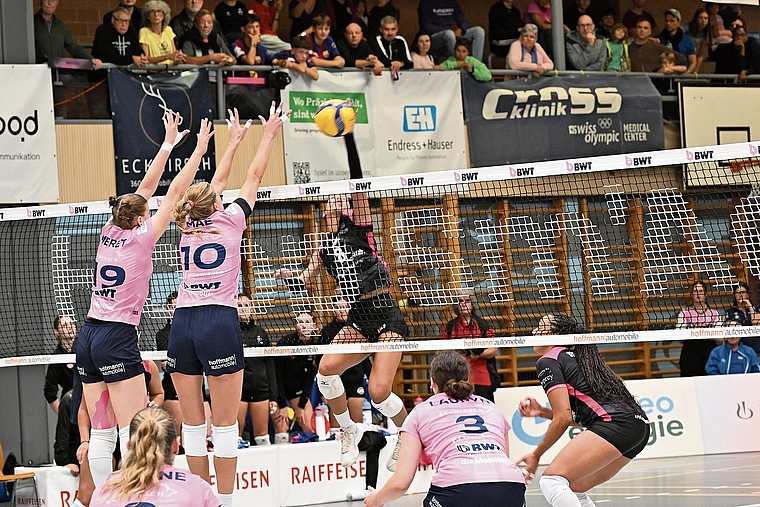 Kampf um den Sieg: Sm’Aesch behielt im Spiel gegen Genf die Oberhand. Foto: Fabia Maieroni