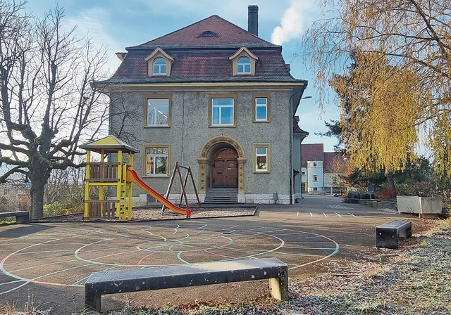 Schulhaus Loog: Hier ist ein Ausbau noch nicht so dringend wie beim Schulhaus Neuewelt. Foto: Fabia Maieroni