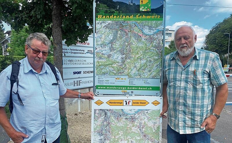 Montieren selbst gern die Wanderschuhe: Robert Horbaty (l.) und Christian Beyeler sorgen mit der neuen Karte (oben) dafür, dass Reisende nicht vom Weg abkommen. Foto: Bea Asper