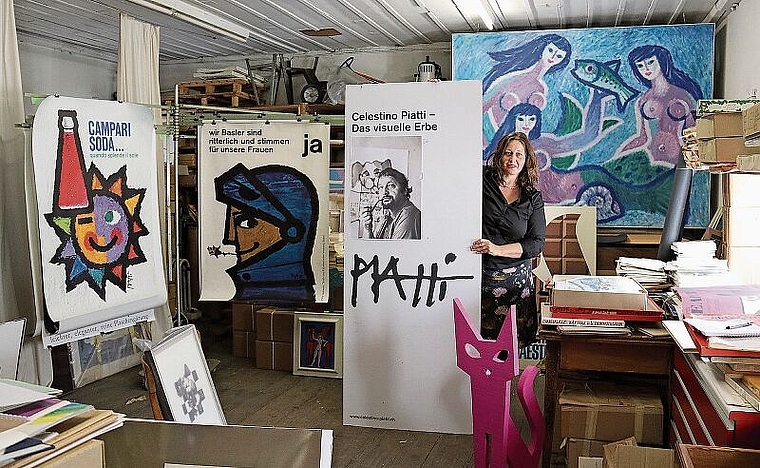 Das Archiv: Barbara Piatti, die Tochter von Celestino Piatti, öffnet das Archiv in Grellingen für Interessierte. Foto: Gaby Walther