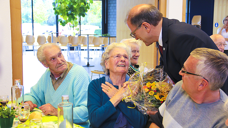 Gnadenhochzeit: Pierina und Fernand Lerch-Zucchinelli sind seit 70 Jahren verheiratet – dafür gab es Blumen vom Gemeindepräsidenten. Foto: Tobias Gfeller
