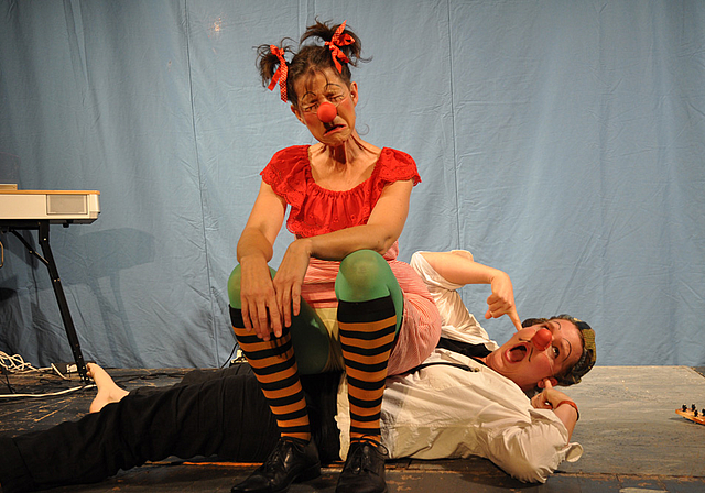 Augen zu, Ohren zu: Das Clownduo Lack & Ab begeisterte mit seinen humoristischen Einlagen Gross und Klein. Foto: Isabelle Hitz