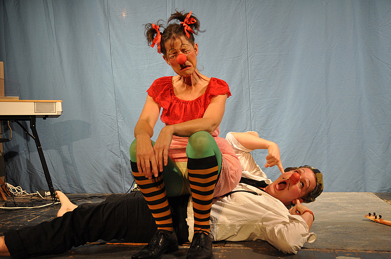 Augen zu, Ohren zu: Das Clownduo Lack & Ab begeisterte mit seinen humoristischen Einlagen Gross und Klein. Foto: Isabelle Hitz