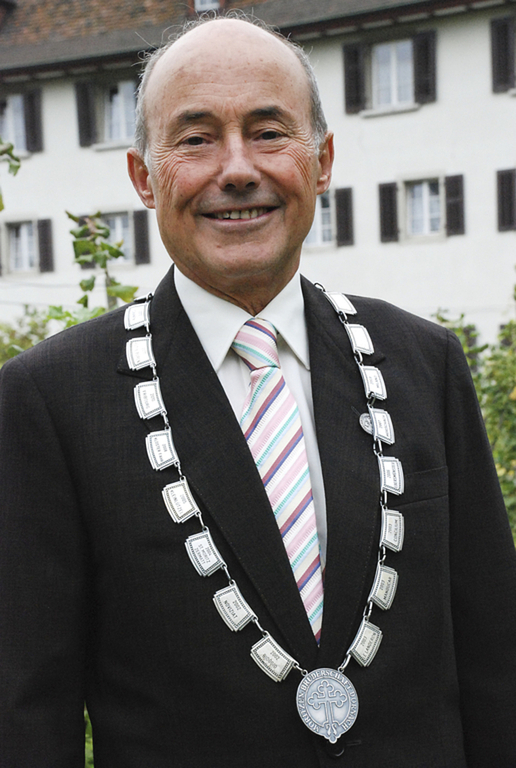 Neuer Obmann: Joe Dietlin mit der Bruderschaftskette im Klostergarten. Jede Plakette repräsentiert einen Event der Bruderschaft. Foto: Thomas Brunnschweiler