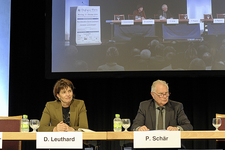 Nach dem Referat: Bundesrätin Doris Leuthard beantwortet Fragen aus dem Publikum, daneben Paul Schär, der vor 25 Jahren das Pfeffinger Forum ins Leben gerufen hatte. Foto: AZ Medien/Martin Töngi