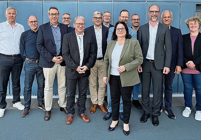 Der Industrieverband: Die Vertreter und Vertreterinnen der regionalen Wirtschaft auf der Dachterrasse der Stöcklin Logistik AG. Im Bild sind Mitglieder des Vorstandes und der Arbeitsgruppen. Foto: Bea Asper