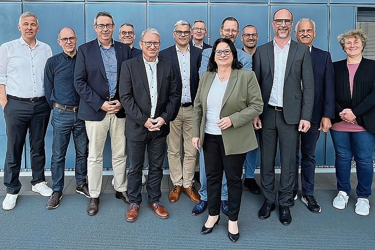 Der Industrieverband: Die Vertreter und Vertreterinnen der regionalen Wirtschaft auf der Dachterrasse der Stöcklin Logistik AG. Im Bild sind Mitglieder des Vorstandes und der Arbeitsgruppen. Foto: Bea Asper