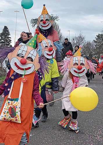 Sorgten für Klamauk: Die Clowns mit bunten Ballonen und rote Nasen.
