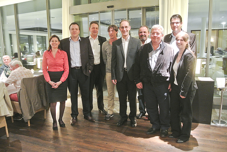 Ein letztes gemeinsames Abendessen: (v. l.) Der Vorstand mit neuen und abtretenden Mitgliedern: Christine Frey, Patrick Bellomo, Andreas Rogger, Joel Gross, Serge van Egmond, Präsident, Jürg Bühler (hinten), Lorenz Imhof (vorne), Bernhard