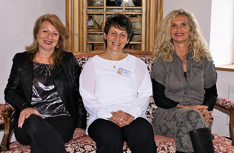 <em>Entlasten die Trauerfamilien: (</em>v.l.) Silvia Vogt, stellvertretende Geschäftsführerin, Doris Passalacqua, Geschäftsführerin, Claudia Spaar, Bestattungsrednerin und psychologische Beraterin.Foto: Jürg jeanloz
