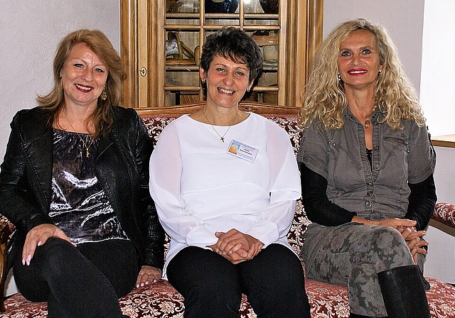 <em>Entlasten die Trauerfamilien: (</em>v.l.) Silvia Vogt, stellvertretende Geschäftsführerin, Doris Passalacqua, Geschäftsführerin, Claudia Spaar, Bestattungsrednerin und psychologische Beraterin.Foto: Jürg jeanloz