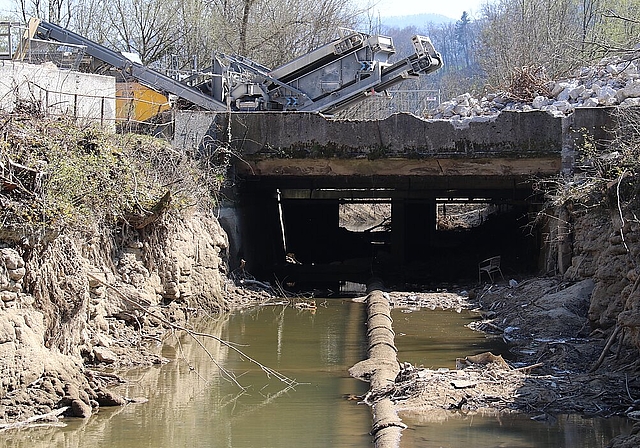 <em>Der Kanal bei der ehemaligen Papierfabrik: </em>Laut Bauinspektorat darf der Kanal nicht überbaut werden.Foto: Gaby Walther