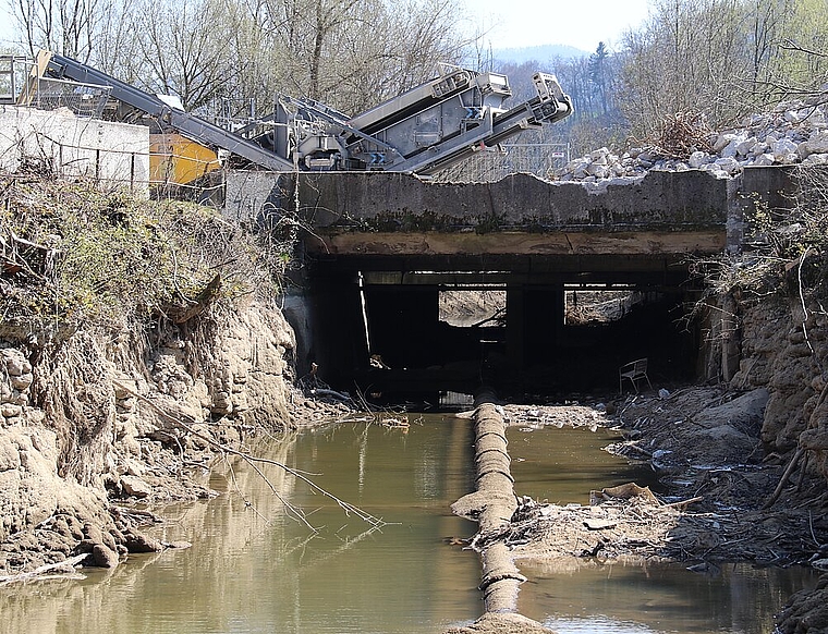 <em>Der Kanal bei der ehemaligen Papierfabrik: </em>Laut Bauinspektorat darf der Kanal nicht überbaut werden.Foto: Gaby Walther