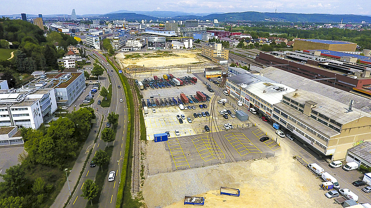 Wohin mit der Uni? Das brachliegende Arfa-/Acifer-Areal gegenüber der Hirslanden-Klinik Birshof könnte der neue Standort für die Juristische und Wirtschaftswissenschaftliche Fakultät werden. Foto: ZVG