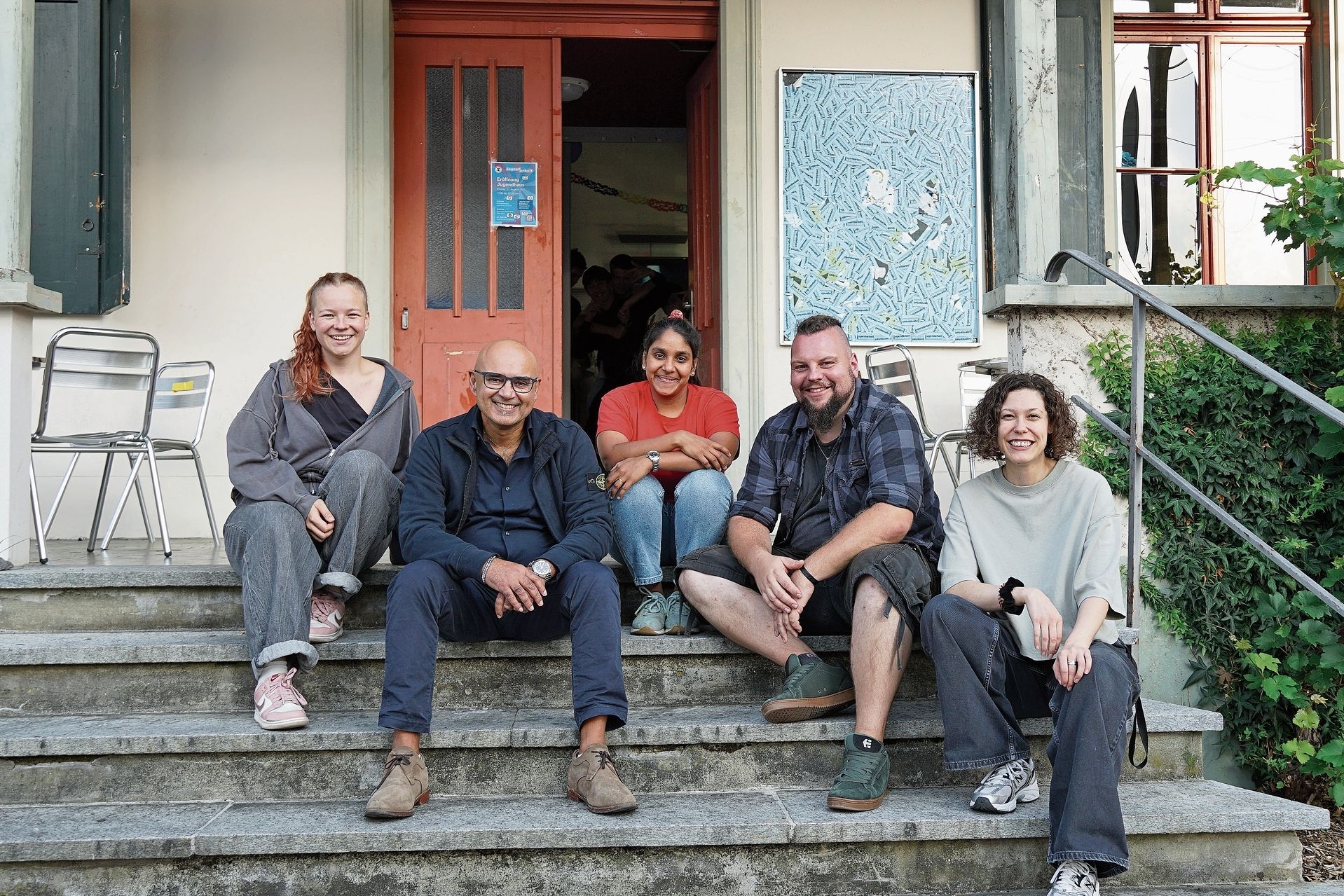 Freuen sich über den Andrang: (v. l.) Anna Kaufmann, David Meier (der zuständige Gemeinderat), Babli Müller, Samuel Aeschlimann (Leiter der Jugendarbeit) und Natascha Thomi. Fotos: Tobias Gfeller