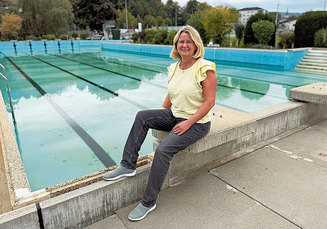 Heimatgefühl: Seit Kindheit an fühlt sich Margot Jermann in der Badi zu Hause. Hier verbringt sie in den Sommermonaten täglich Stunden im Wasser. Foto: Gaby Walther