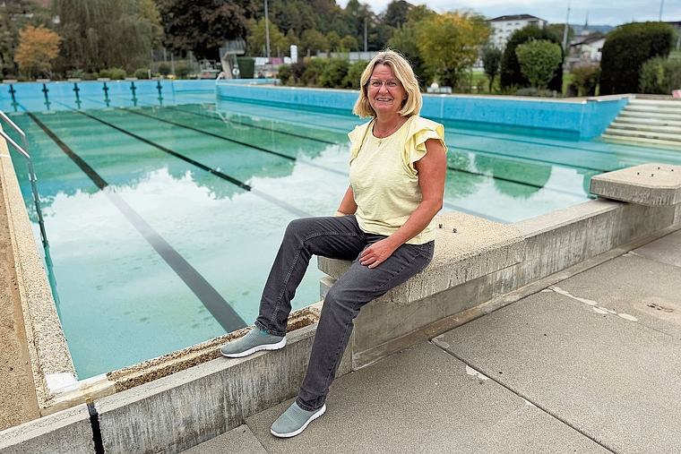 Heimatgefühl: Seit Kindheit an fühlt sich Margot Jermann in der Badi zu Hause. Hier verbringt sie in den Sommermonaten täglich Stunden im Wasser. Foto: Gaby Walther