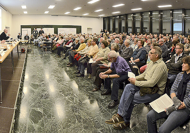 Grosses Interesse: Der Info-Abend lockte zahlreiche Reinacher in den Gemeindesaal.  Foto: Heiner Leuthardt