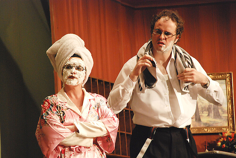 Ungemütliche Begegung in der Hotellobby: Die konsternierte Bezirksanwältin (Katja Widrig) mit Gurkenmaske und der Gangsterboss, frisch rasiert (Roland Anklin). Foto: Thomas Brunnschweiler