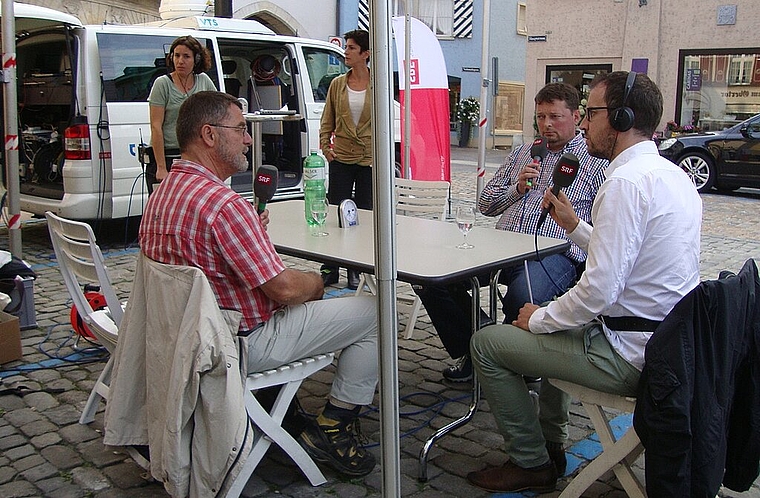 Fusionsbefürworter und -gegner: Heinz Aebi (l.) und Rolf Richterich (2.v.r.). Im Hintergrund Marlène Sandrin (l.) und Claudia Kenan. Foto: Olivia Borer