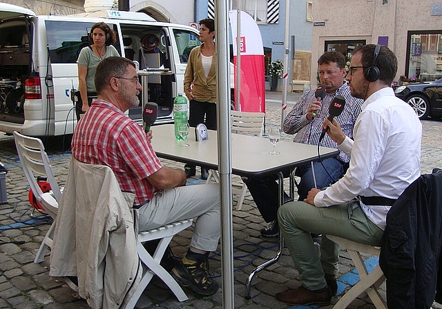 Fusionsbefürworter und -gegner: Heinz Aebi (l.) und Rolf Richterich (2.v.r.). Im Hintergrund Marlène Sandrin (l.) und Claudia Kenan. Foto: Olivia Borer