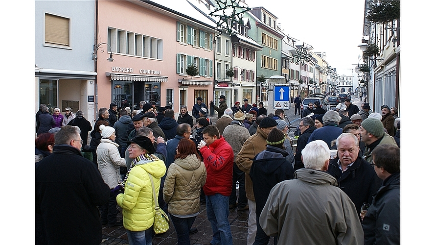 Stossen auf das neue Jahr an: Gäste im Stedtli. Fotos: Jürg Jeanloz 