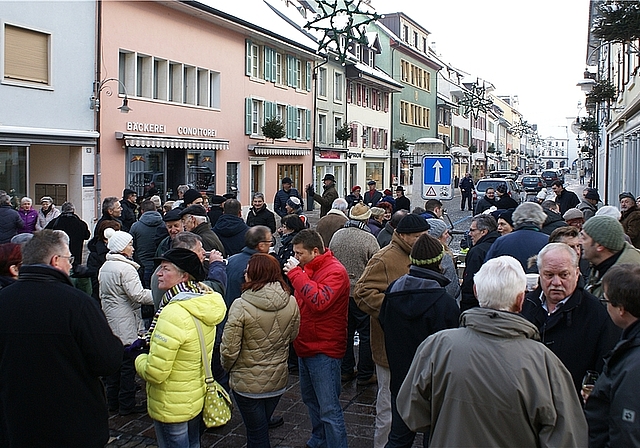 Stossen auf das neue Jahr an: Gäste im Stedtli. Fotos: Jürg Jeanloz 
