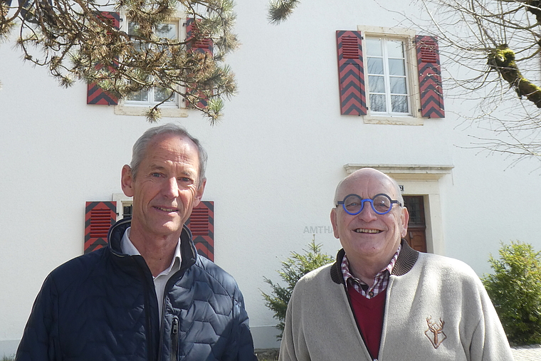 Wo alles begann: Daniel Scholer (links) und Hans Rem (rechts) vor dem früheren Bezirksgericht. Foto: Sabine Asprion