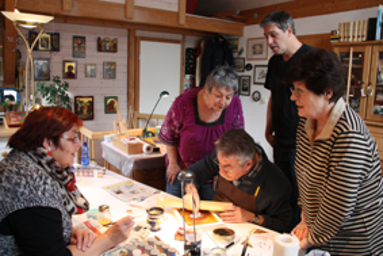 Malen für die Seele: Franziska Boos (Mitte) hatte zum Kurs in ihrem Atelier eingeladen. Ikonenmeister Alexander Rich zeigt die Technik. Fotos: Gaby Walther
