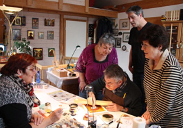 Malen für die Seele: Franziska Boos (Mitte) hatte zum Kurs in ihrem Atelier eingeladen. Ikonenmeister Alexander Rich zeigt die Technik.  Fotos: Gaby Walther