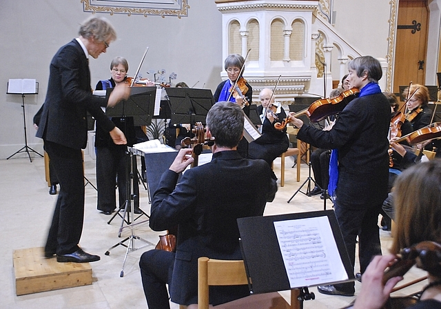 Dirigent Markus Teutschbein und stehend die solistischen Streicher in Mozarts Serenade Nr. 6: Sonja Heckel (1. Violine), Regula Fries (2. Violine), Ursula Wegmann (Viola) v. l., und Rolf Ramseier, sitzend vorne.  Foto: Thomas Brunnschweiler