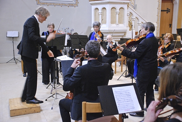 Dirigent Markus Teutschbein und stehend die solistischen Streicher in Mozarts Serenade Nr. 6: Sonja Heckel (1. Violine), Regula Fries (2. Violine), Ursula Wegmann (Viola) v. l., und Rolf Ramseier, sitzend vorne.  Foto: Thomas Brunnschweiler