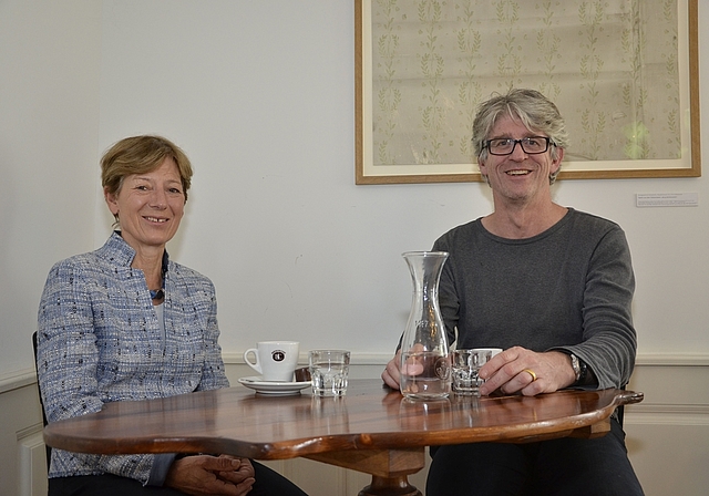 Reflektieren ihre zwölf Jahre an der Spitze ihrer Gemeinde: Maya Greuter und Karl-Heinz Zeller.  Foto: Thomas Kramer