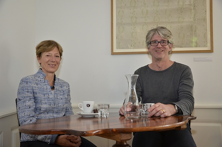 Reflektieren ihre zwölf Jahre an der Spitze ihrer Gemeinde: Maya Greuter und Karl-Heinz Zeller.  Foto: Thomas Kramer