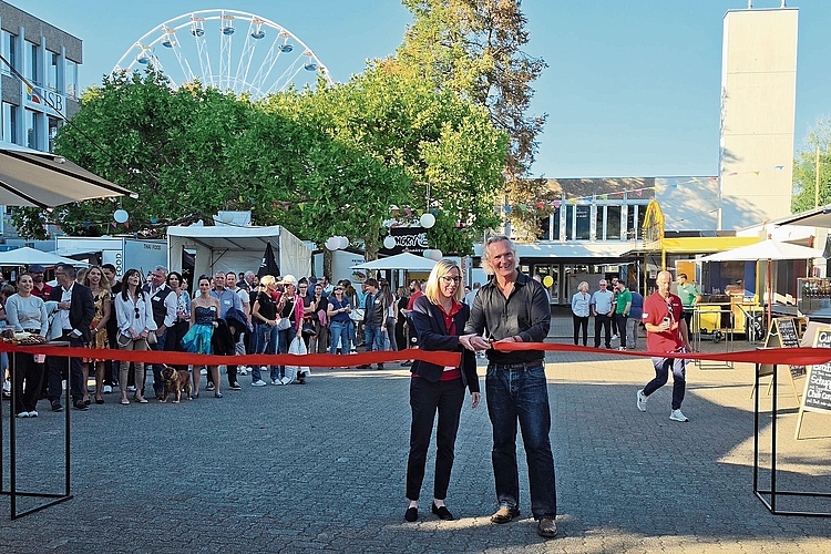Das Warten hat ein Ende: OK-Präsidentin Daniela Vorpe und Einwohnerratspräsident Christoph Stähli schneiden das Band durch – die AGIR ist eröffnet. Foto: Fabia Maieroni