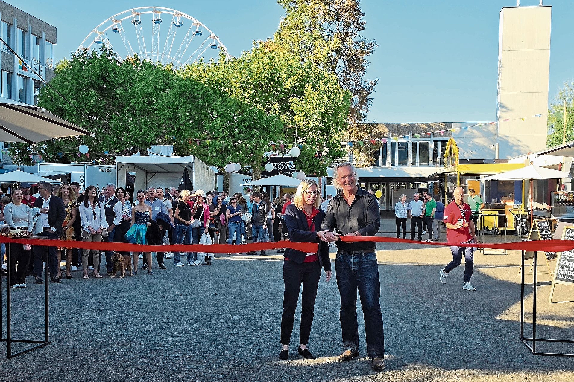 Das Warten hat ein Ende: OK-Präsidentin Daniela Vorpe und Einwohnerratspräsident Christoph Stähli schneiden das Band durch – die AGIR ist eröffnet. Foto: Fabia Maieroni