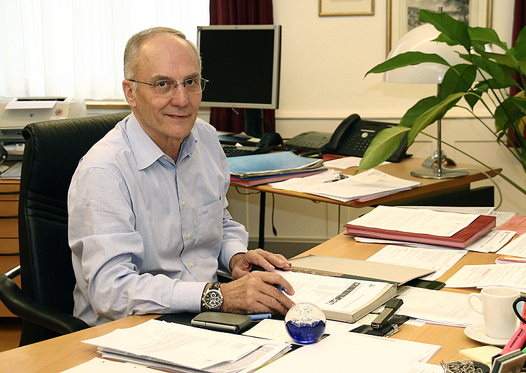 Gemeindeammann mit Leib und Seele: Kurt Henzi an seinem Arbeitsplatz im Gemeindehaus Dornach. Foto: Edmondo Savoldelli