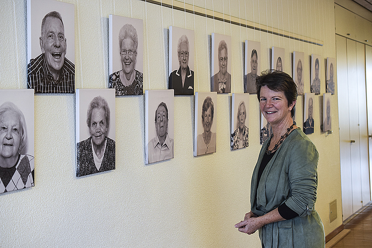 Vergangenheit und Zukunft: Stiftungsratspräsidentin Evelyn Borer freute sich über die gelungene Ausstellung des Alterszentrums Wollmatt. Die Vernissage war Teil der Feierlichkeiten des 25-Jahr-Jubiläums Wollmatt. Foto: Bea Asper