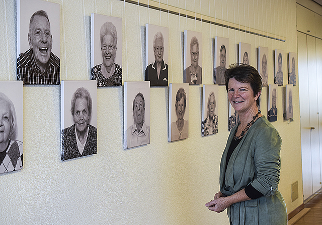 Vergangenheit und Zukunft: Stiftungsratspräsidentin Evelyn Borer freute sich über die gelungene Ausstellung des Alterszentrums Wollmatt. Die Vernissage war Teil der Feierlichkeiten des 25-Jahr-Jubiläums Wollmatt.  Foto: Bea Asper