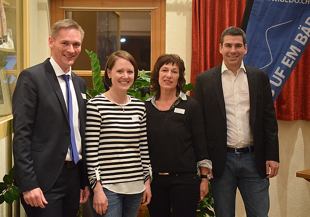 Personalien aus dem Gewerbeverein Dorneckberg: Roman Baumann Lorant (l.) bleibt Präsident und vertritt künftig die Schwarzbuben im KGV Solothurn. Nadine Eichmann (Aktuarin, 2. v. l.) und Kathrin Jost (Gewerbezeitung) wurden in den Vorstand gewählt