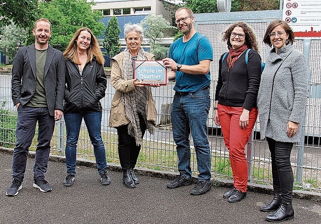 Unterschriftenübergabe: Patrick Rickenbach, Fabienne Gysin, Jeanne Locher (Gemeindepräsidentin), Florian Merz, Jenny Rentsch, Catarina Kohler. Foto: Tobias Gfeller