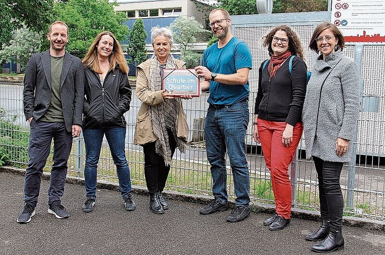 Unterschriftenübergabe: Patrick Rickenbach, Fabienne Gysin, Jeanne Locher (Gemeindepräsidentin), Florian Merz, Jenny Rentsch, Catarina Kohler. Foto: Tobias Gfeller